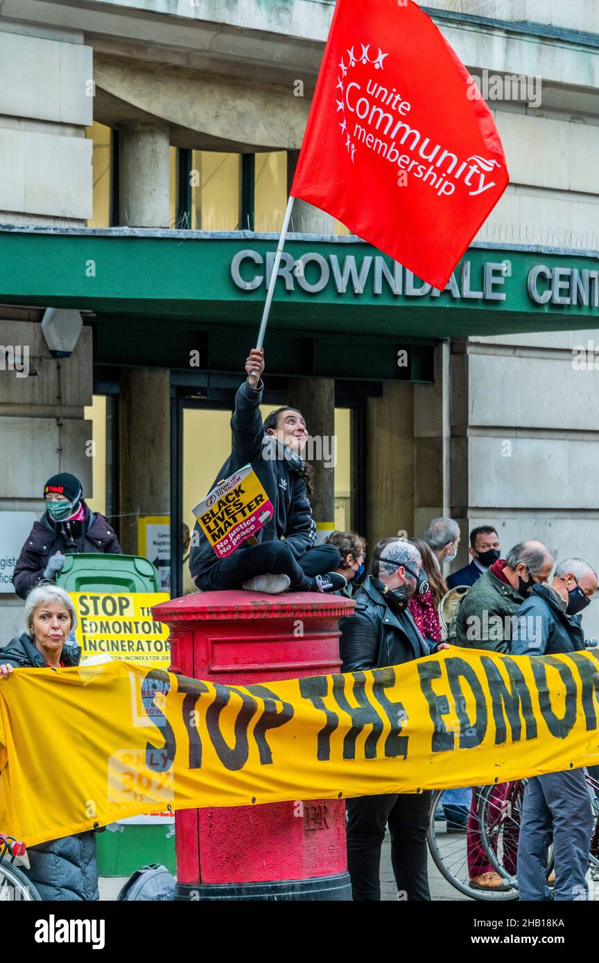 London, Großbritannien. 16th Dez 2021. Menschen versammeln sich vor dem Crowndale Centre (das einige Büros des Camden Council und der North London Waste Authority beherbergt), um einen Stopp der Pläne für eine Verbrennungsanlage zu fordern - Extinction Rebellion schließt sich Black Lives Matter an, um gegen eine angephlte Verbrennungsanlage in Edmonton zu protestieren. Sie ist Teil ihres Kampfes für Klimagerechtigkeit und echte Maßnahmen zur Eindämmung des Klimawandels. Kredit: Guy Bell/Alamy Live Nachrichten Stockfoto