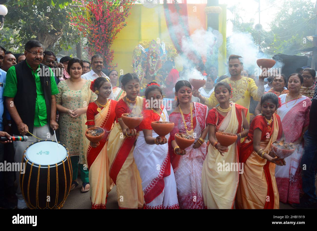 Kalkutta, Westbengalen, Indien. 16th Dez 2021. Der UNESCO-Mittwoch verlieh Kolkatas Durga Puja-Fest den Status eines Weltkulturerbes. „Durga Puja in Kalkutta wurde gerade in die Liste des immateriellen Erbes aufgenommen. Heute wird Durga puja aufgrund dieser glorreichen Nachricht gefeiert. Es gab schöne Momente, in denen Mädchen Saree trugen und mit Dhunuchi tanzten. Durga Puja, auch bekannt als Durgotsava oder Sharadotsav, ist ein jährliches Hindu-Fest in Westbengalen, bei dem die Menschen der Hindu-Göttin Durga huldigen. Es ist das größte religiöse Fest in Bengalen und wird gefeiert, um Durgas Sieg über Mahishasur zu feiern ( Stockfoto