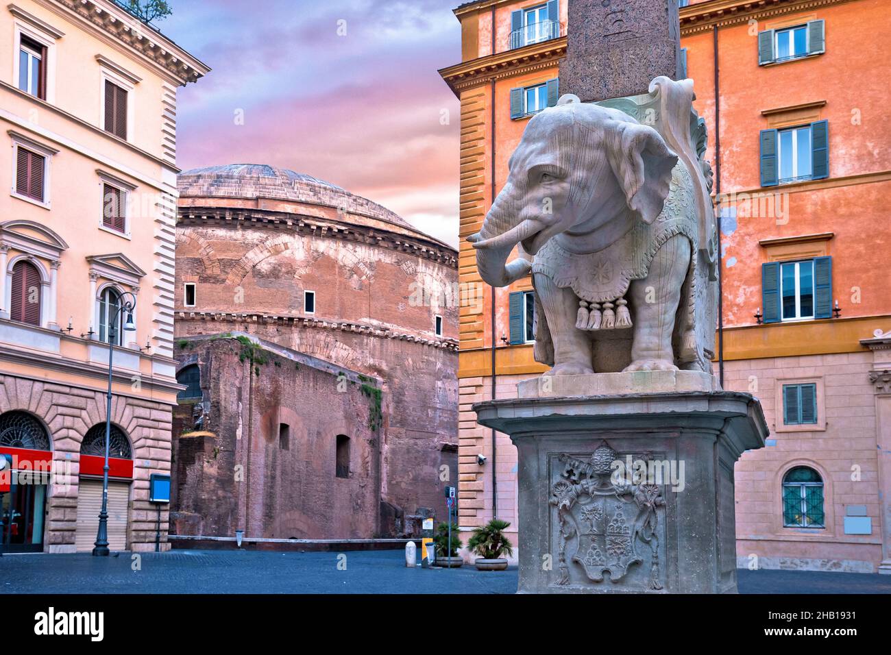 Piazza della Minerva mit Blick auf den Obelisken und das Pantheon, die ewige Stadt Roms Stockfoto