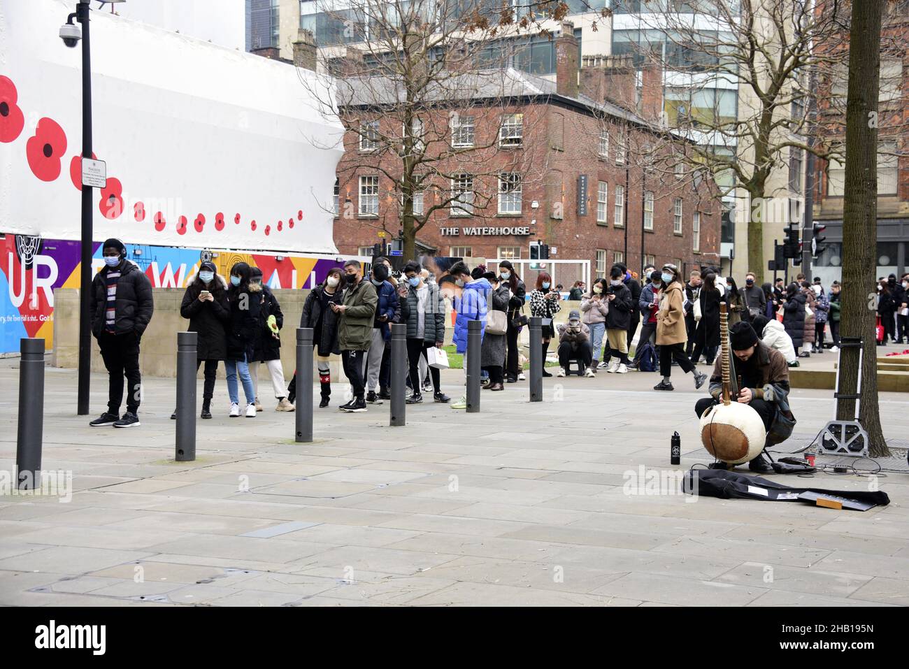 Manchester, Großbritannien, 16th. Dezember 2021. Im Rathaus in Manchester, England, Großbritannien, Vereinigtes Königreich, warten sich die Menschen auf einen Auffrischungsimpfstoff zum Schutz vor Covid-19, Covid- oder Coronavirus oder Corona. Die britische Regierung führt ein Massenimpfungsprogramm gegen die Omicron-Variante durch. Am 15th. Dezember verzeichnete das Vereinigte Königreich 78.610 neue Covid-Fälle – die höchste Tageszahl, die seit Beginn der Pandemie gemeldet wurde. Quelle: Terry Waller/Alamy Live News Stockfoto