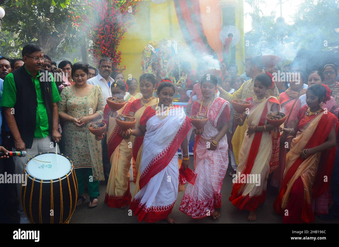 Kalkutta, Westbengalen, Indien. 16th Dez 2021. Der UNESCO-Mittwoch verlieh Kolkatas Durga Puja-Fest den Status eines Weltkulturerbes. „Durga Puja in Kalkutta wurde gerade in die Liste des immateriellen Erbes aufgenommen. Heute wird Durga puja aufgrund dieser glorreichen Nachricht gefeiert. Es gab schöne Momente, in denen Mädchen Saree trugen und mit Dhunuchi tanzten. Durga Puja, auch bekannt als Durgotsava oder Sharadotsav, ist ein jährliches Hindu-Fest in Westbengalen, bei dem die Menschen der Hindu-Göttin Durga huldigen. Es ist das größte religiöse Fest in Bengalen und wird gefeiert, um Durgas Sieg über Mahishasur zu feiern ( Stockfoto