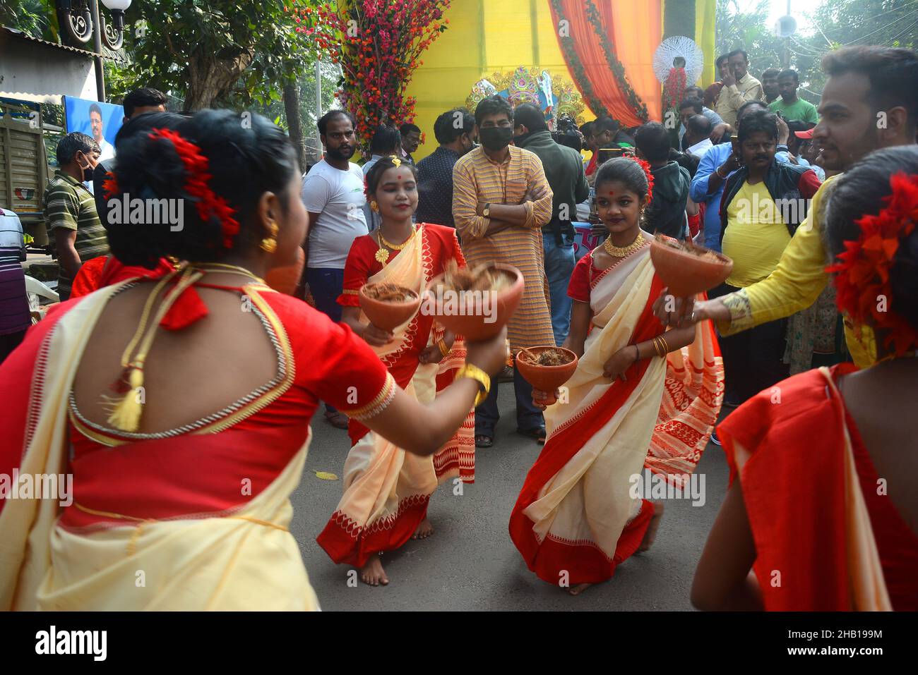 Kalkutta, Westbengalen, Indien. 16th Dez 2021. Der UNESCO-Mittwoch verlieh Kolkatas Durga Puja-Fest den Status eines Weltkulturerbes. „Durga Puja in Kalkutta wurde gerade in die Liste des immateriellen Erbes aufgenommen. Heute wird Durga puja aufgrund dieser glorreichen Nachricht gefeiert. Es gab schöne Momente, in denen Mädchen Saree trugen und mit Dhunuchi tanzten. Durga Puja, auch bekannt als Durgotsava oder Sharadotsav, ist ein jährliches Hindu-Fest in Westbengalen, bei dem die Menschen der Hindu-Göttin Durga huldigen. Es ist das größte religiöse Fest in Bengalen und wird gefeiert, um Durgas Sieg über Mahishasur zu feiern ( Stockfoto