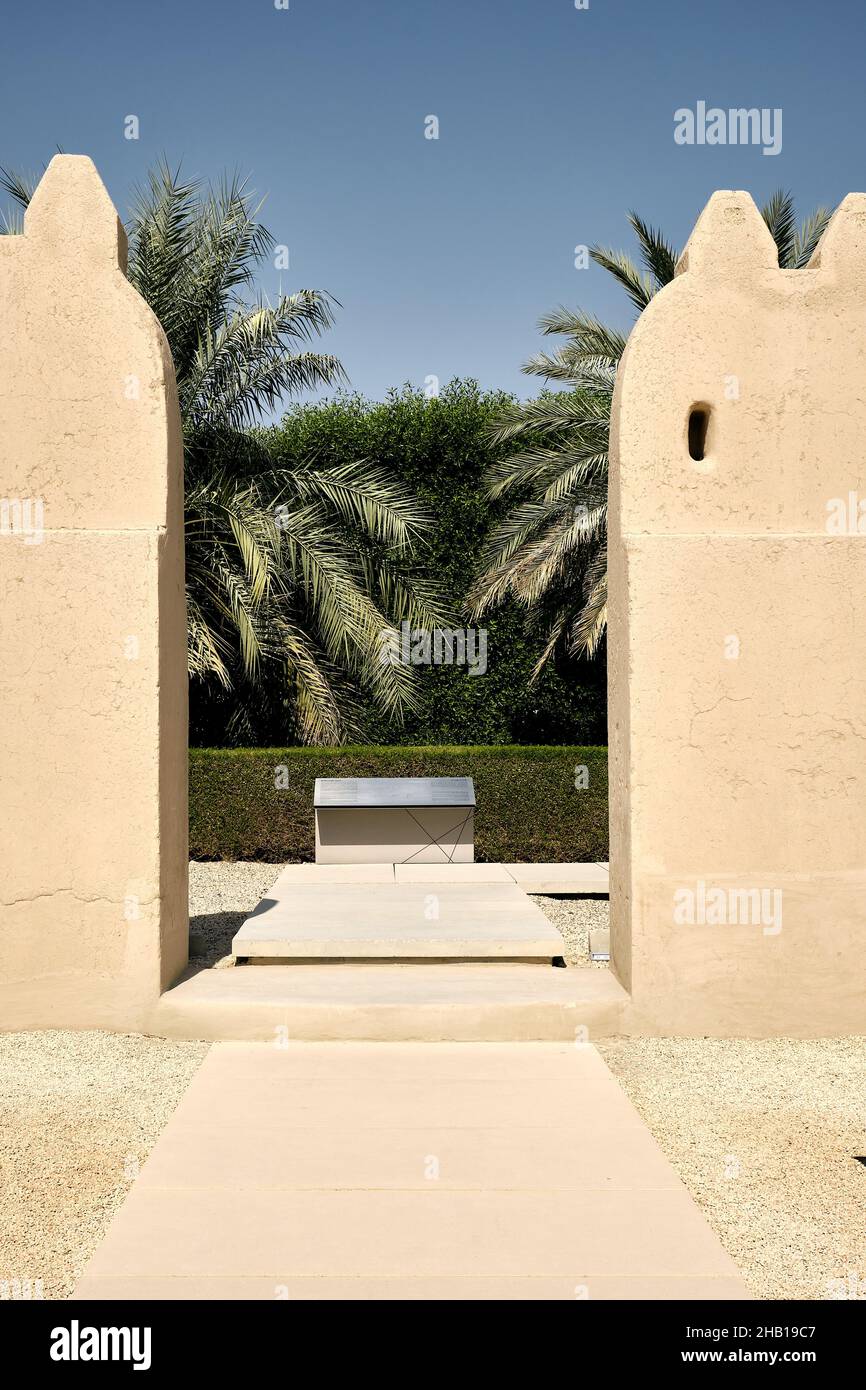 Vertikale Aufnahme des Innenraums des berühmten Qasr Al Muwaiji Forts in den Vereinigten Arabischen Emiraten an einem sonnigen Tag Stockfoto
