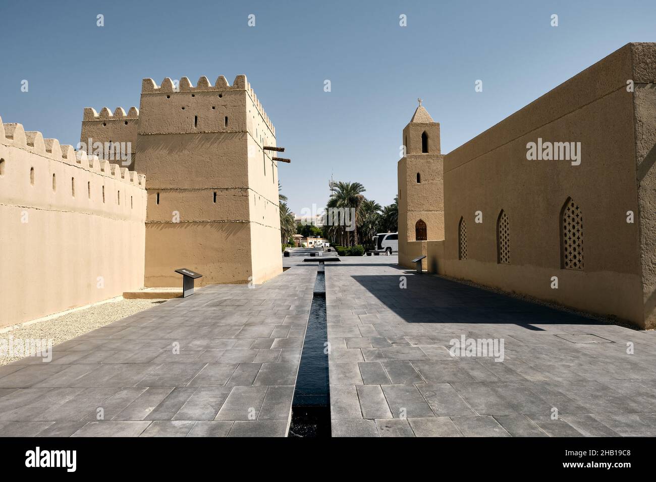 Das berühmte Fort Qasr Al Muwaiji in den Vereinigten Arabischen Emiraten steht an einem sonnigen Tag unter einem blauen Himmel Stockfoto