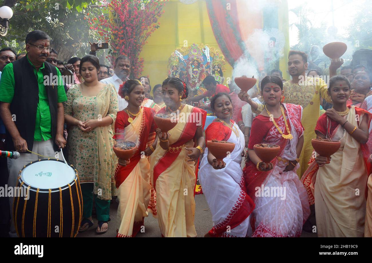 Kalkutta, Westbengalen, Indien. 16th Dez 2021. Der UNESCO-Mittwoch verlieh Kolkatas Durga Puja-Fest den Status eines Weltkulturerbes. „Durga Puja in Kalkutta wurde gerade in die Liste des immateriellen Erbes aufgenommen. Heute wird Durga puja aufgrund dieser glorreichen Nachricht gefeiert. Es gab schöne Momente, in denen Mädchen Saree trugen und mit Dhunuchi tanzten. Durga Puja, auch bekannt als Durgotsava oder Sharadotsav, ist ein jährliches Hindu-Fest in Westbengalen, bei dem die Menschen der Hindu-Göttin Durga huldigen. Es ist das größte religiöse Fest in Bengalen und wird gefeiert, um Durgas Sieg über Mahishasur zu feiern ( Stockfoto