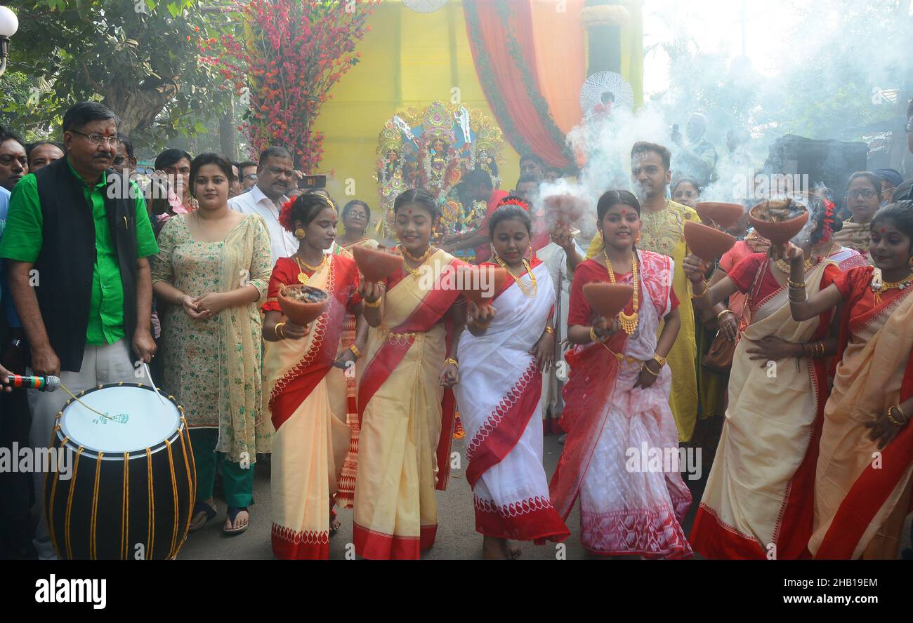 Kalkutta, Westbengalen, Indien. 16th Dez 2021. Der UNESCO-Mittwoch verlieh Kolkatas Durga Puja-Fest den Status eines Weltkulturerbes. „Durga Puja in Kalkutta wurde gerade in die Liste des immateriellen Erbes aufgenommen. Heute wird Durga puja aufgrund dieser glorreichen Nachricht gefeiert. Es gab schöne Momente, in denen Mädchen Saree trugen und mit Dhunuchi tanzten. Durga Puja, auch bekannt als Durgotsava oder Sharadotsav, ist ein jährliches Hindu-Fest in Westbengalen, bei dem die Menschen der Hindu-Göttin Durga huldigen. Es ist das größte religiöse Fest in Bengalen und wird gefeiert, um Durgas Sieg über Mahishasur zu feiern ( Stockfoto