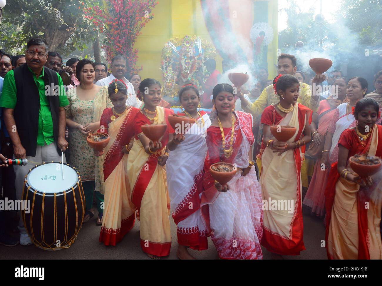 Kalkutta, Westbengalen, Indien. 16th Dez 2021. Der UNESCO-Mittwoch verlieh Kolkatas Durga Puja-Fest den Status eines Weltkulturerbes. „Durga Puja in Kalkutta wurde gerade in die Liste des immateriellen Erbes aufgenommen. Heute wird Durga puja aufgrund dieser glorreichen Nachricht gefeiert. Es gab schöne Momente, in denen Mädchen Saree trugen und mit Dhunuchi tanzten. Durga Puja, auch bekannt als Durgotsava oder Sharadotsav, ist ein jährliches Hindu-Fest in Westbengalen, bei dem die Menschen der Hindu-Göttin Durga huldigen. Es ist das größte religiöse Fest in Bengalen und wird gefeiert, um Durgas Sieg über Mahishasur zu feiern ( Stockfoto