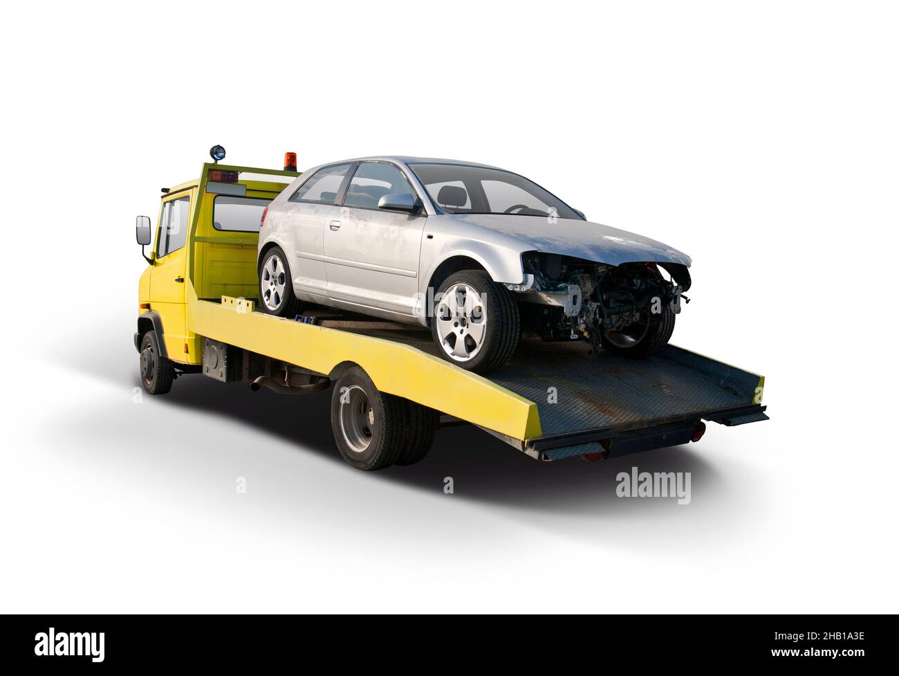 Beschädigtes Auto nach Unfall auf Abschleppwagen isoliert auf weißem Hintergrund Stockfoto