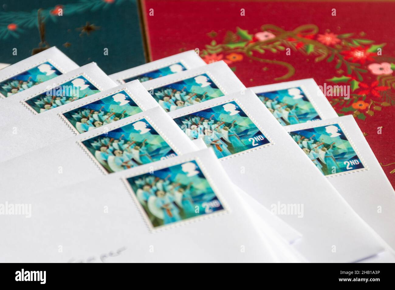 Weihnachtskarten geschrieben, versiegelt in Umschlägen mit Weihnachtsmarken der Klasse 2nd, versandbereit, UK. Letzter Mailing-Tag 18th Dezember Stockfoto