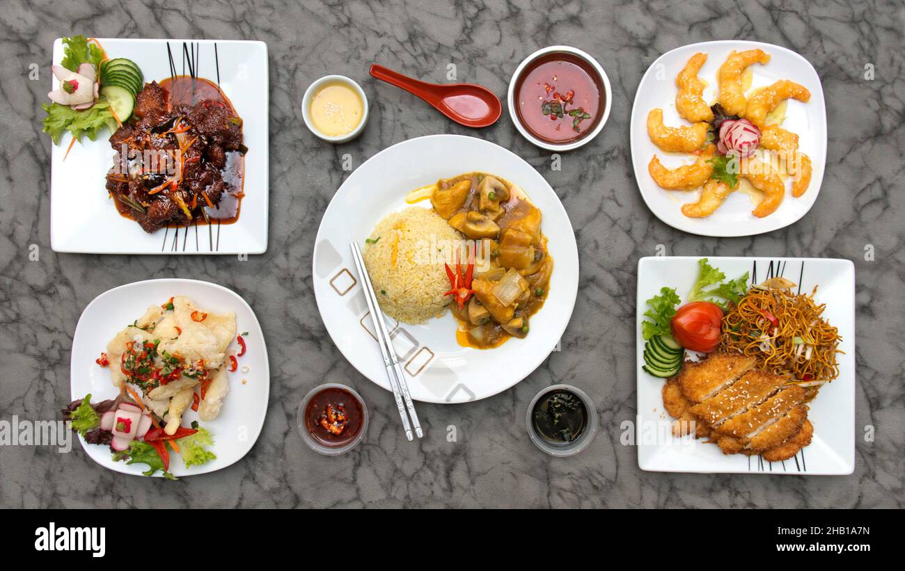 Auswahl an japanischen, thailändischen, chinesischen, koreanischen, mongolischen und orientalischen Gerichten. Stockfoto