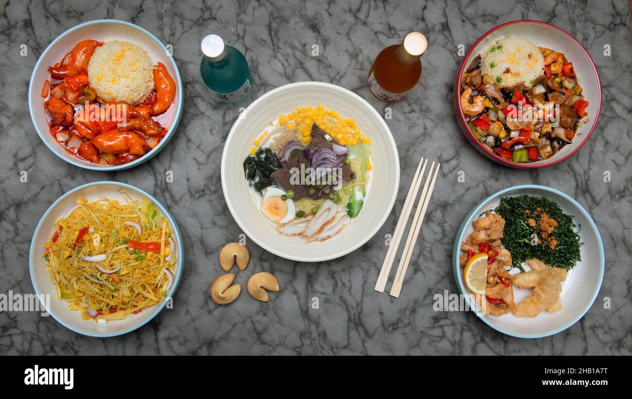 Auswahl an japanischen, thailändischen, chinesischen, koreanischen, mongolischen und orientalischen Gerichten. Stockfoto