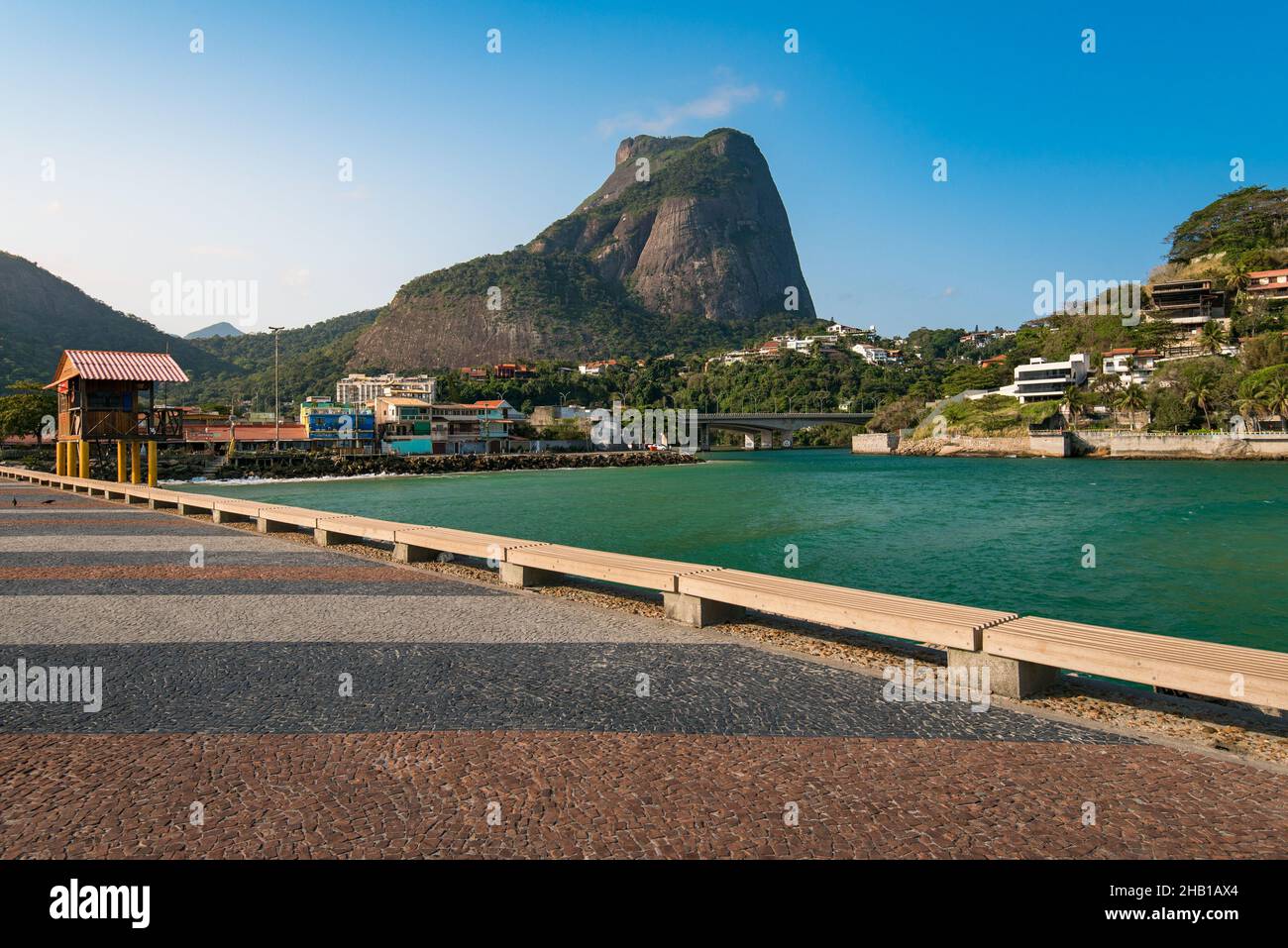 Blick auf den Berg Pedra da Gavea vom Pier am Strand Barra da Tijuca in Rio de Janeiro, Brasilien Stockfoto