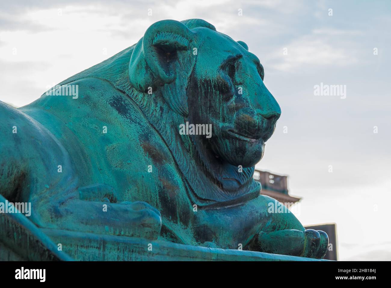 Eine Bronzestatue eines ägyptischen Löwen in Nahaufnahme der Norrbro-Brücke in Stockholm, Schweden Stockfoto