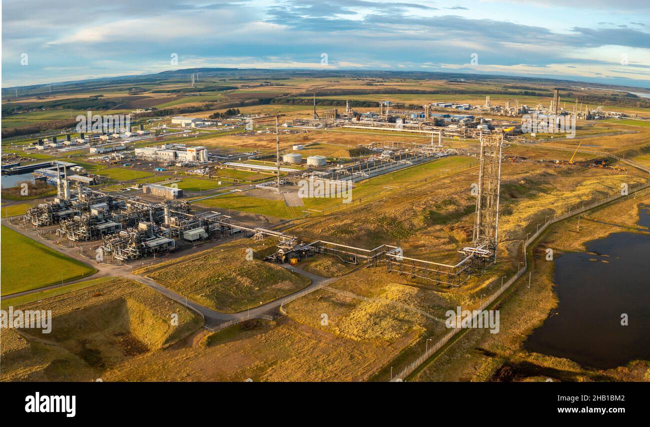 Peterhead, Schottland, Großbritannien. 16th. Dezember 2021. Luftaufnahme des St. Fergus-Gasterminals in der Nähe von Peterhead in Aberdeenshire. Das Terminal ist der vorgeschlagene Standort für das Projekt zur Abscheidung und Speicherung von Acorn-Kohlenstoff, das kürzlich keine finanziellen Mittel der britischen Regierung erhalten hat. Die Regierung schlug vor, dass das Projekt jedoch 2023 in Schieß los. durchgeführt werden könnte. Iain Masterton/Alamy Live News. Stockfoto