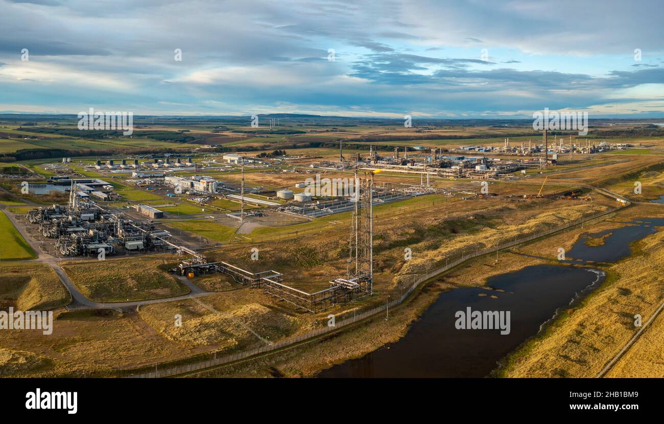 Peterhead, Schottland, Großbritannien. 16th. Dezember 2021. Luftaufnahme des St. Fergus-Gasterminals in der Nähe von Peterhead in Aberdeenshire. Das Terminal ist der vorgeschlagene Standort für das Projekt zur Abscheidung und Speicherung von Acorn-Kohlenstoff, das kürzlich keine finanziellen Mittel der britischen Regierung erhalten hat. Die Regierung schlug vor, dass das Projekt jedoch 2023 in Schieß los. durchgeführt werden könnte. Iain Masterton/Alamy Live News. Stockfoto