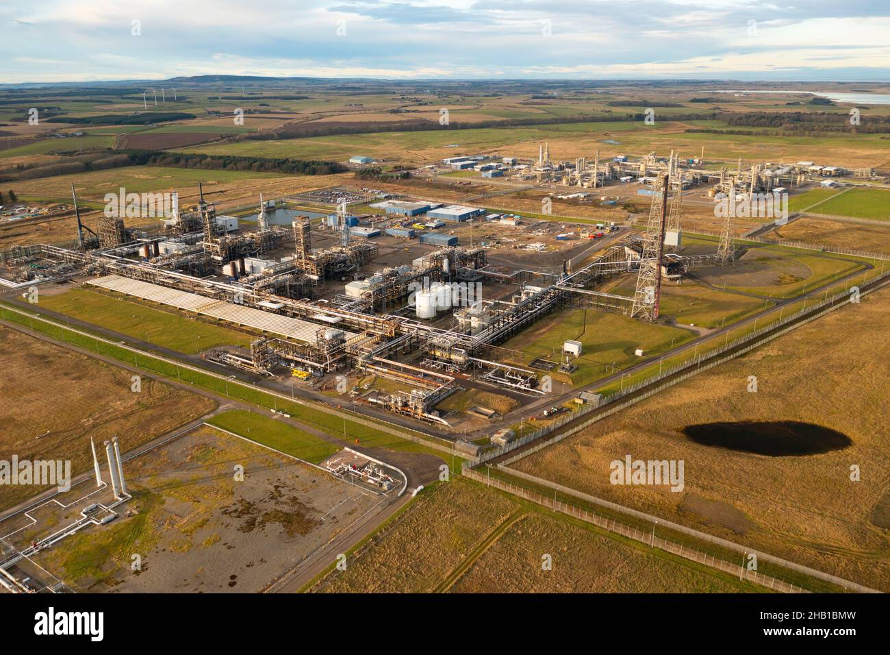 Peterhead, Schottland, Großbritannien. 16th. Dezember 2021. Luftaufnahme des St. Fergus-Gasterminals in der Nähe von Peterhead in Aberdeenshire. Das Terminal ist der vorgeschlagene Standort für das Projekt zur Abscheidung und Speicherung von Acorn-Kohlenstoff, das kürzlich keine finanziellen Mittel der britischen Regierung erhalten hat. Die Regierung schlug vor, dass das Projekt jedoch 2023 in Schieß los. durchgeführt werden könnte. Iain Masterton/Alamy Live News. Stockfoto