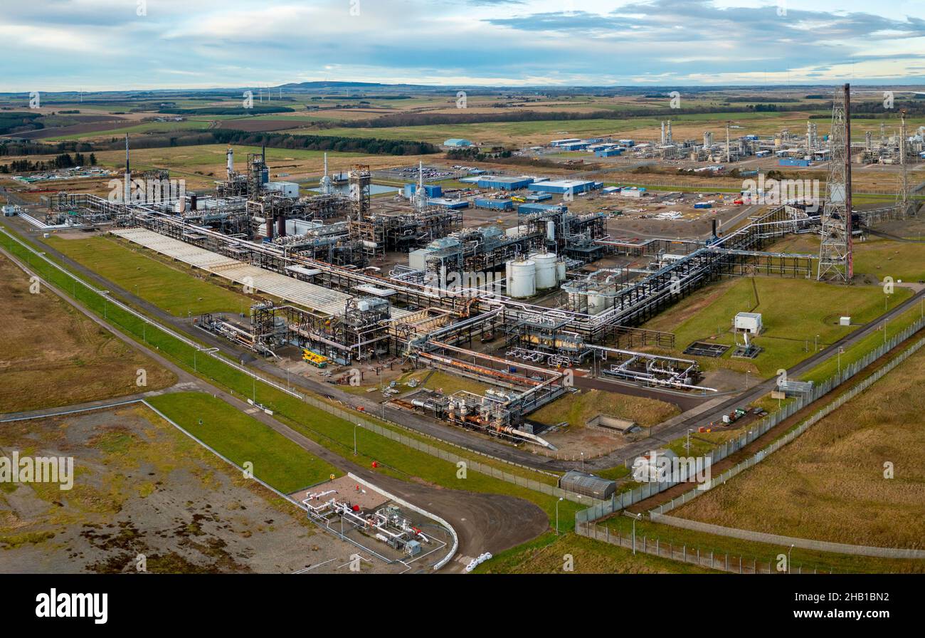 Peterhead, Schottland, Großbritannien. 16th. Dezember 2021. Luftaufnahme des St. Fergus-Gasterminals in der Nähe von Peterhead in Aberdeenshire. Das Terminal ist der vorgeschlagene Standort für das Projekt zur Abscheidung und Speicherung von Acorn-Kohlenstoff, das kürzlich keine finanziellen Mittel der britischen Regierung erhalten hat. Die Regierung schlug vor, dass das Projekt jedoch 2023 in Schieß los. durchgeführt werden könnte. Iain Masterton/Alamy Live News. Stockfoto