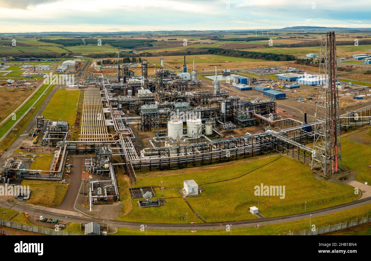 Peterhead, Schottland, Großbritannien. 16th. Dezember 2021. Luftaufnahme des St. Fergus-Gasterminals in der Nähe von Peterhead in Aberdeenshire. Das Terminal ist der vorgeschlagene Standort für das Projekt zur Abscheidung und Speicherung von Acorn-Kohlenstoff, das kürzlich keine finanziellen Mittel der britischen Regierung erhalten hat. Die Regierung schlug vor, dass das Projekt jedoch 2023 in Schieß los. durchgeführt werden könnte. Iain Masterton/Alamy Live News. Stockfoto