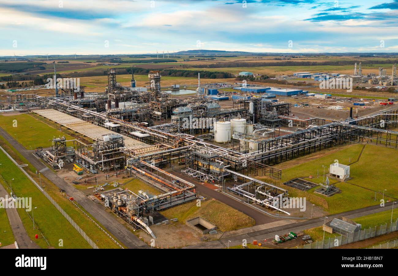 Peterhead, Schottland, Großbritannien. 16th. Dezember 2021. Luftaufnahme des St. Fergus-Gasterminals in der Nähe von Peterhead in Aberdeenshire. Das Terminal ist der vorgeschlagene Standort für das Projekt zur Abscheidung und Speicherung von Acorn-Kohlenstoff, das kürzlich keine finanziellen Mittel der britischen Regierung erhalten hat. Die Regierung schlug vor, dass das Projekt jedoch 2023 in Schieß los. durchgeführt werden könnte. Iain Masterton/Alamy Live News. Stockfoto