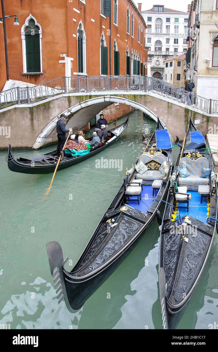 Gondeln auf dem Kanal in der Hinterstraße, Venedig (Venedig), Region Venetien, Italien Stockfoto