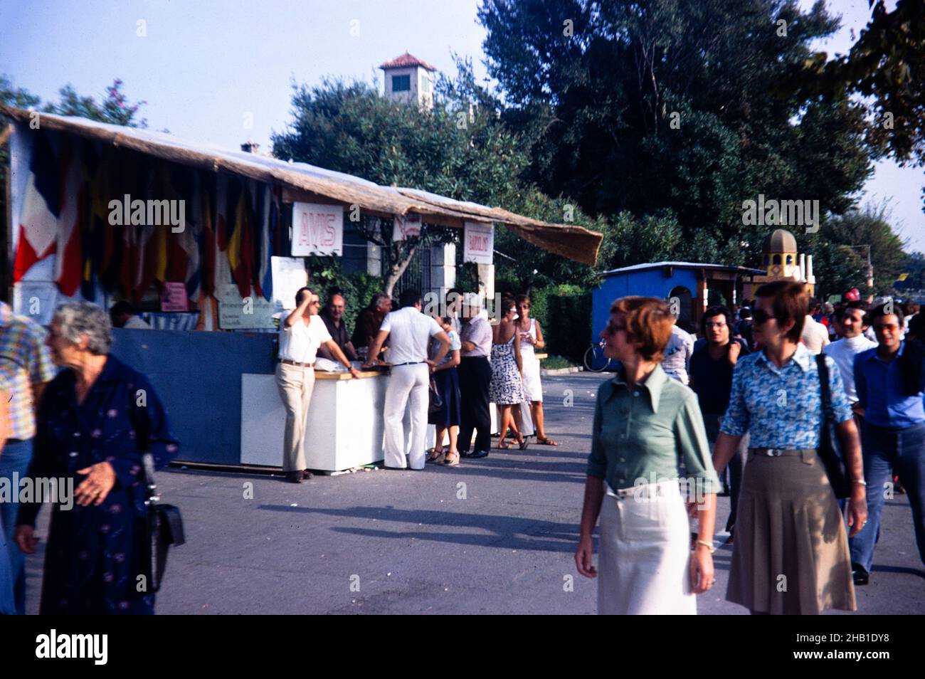 Leute, die an Touristenläden vorbeigehen, Bardolino, Venetien, Italien 1975 Stockfoto