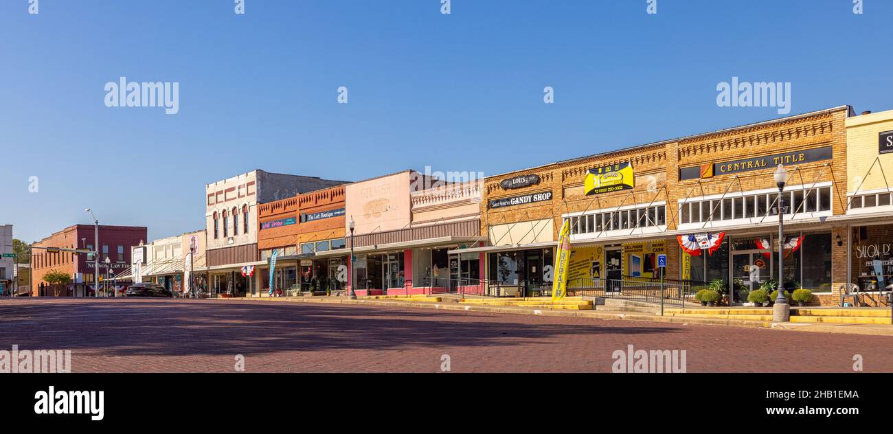 Gilmer, Texas, USA - 26. September 2021: Das alte Geschäftsviertel an der Davis Street Stockfoto