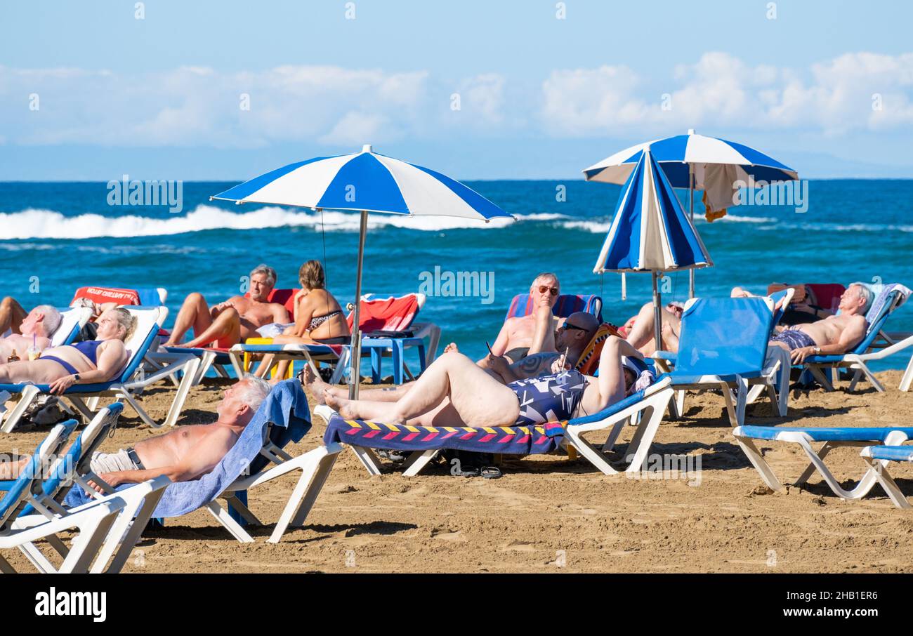 Gran Canaria, Kanarische Inseln, Spanien. 16th. Dezember 2021. Viele Touristen aus Großbritannien sonnen sich am Stadtstrand von Las Palmas auf Gran Canaria in herrlicher Sonne, da die Kanarischen Inseln am zweiten Tag in Folge die höchste Anzahl von Covid-Fällen seit 24 Stunden verzeichnet haben; 1.482. Am vorherigen 24hrs. 1.207. Quelle: Alan Dawson/Alamy Live News. Stockfoto