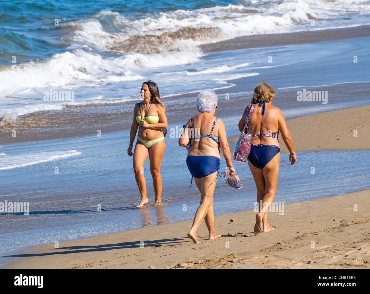 Gran Canaria, Kanarische Inseln, Spanien. 16th. Dezember 2021. Viele Touristen aus Großbritannien sonnen sich am Stadtstrand von Las Palmas auf Gran Canaria in herrlicher Sonne, da die Kanarischen Inseln am zweiten Tag in Folge die höchste Anzahl von Covid-Fällen seit 24 Stunden verzeichnet haben; 1.482. Am vorherigen 24hrs. 1.207. Quelle: Alan Dawson/Alamy Live News. Stockfoto