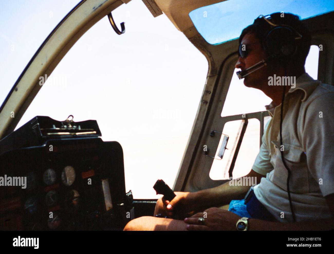 Öl-Industrie Saudi-Arabien, Hubschrauber Bell 206 JetRanger 1979 Pilot im Cockpit Stockfoto