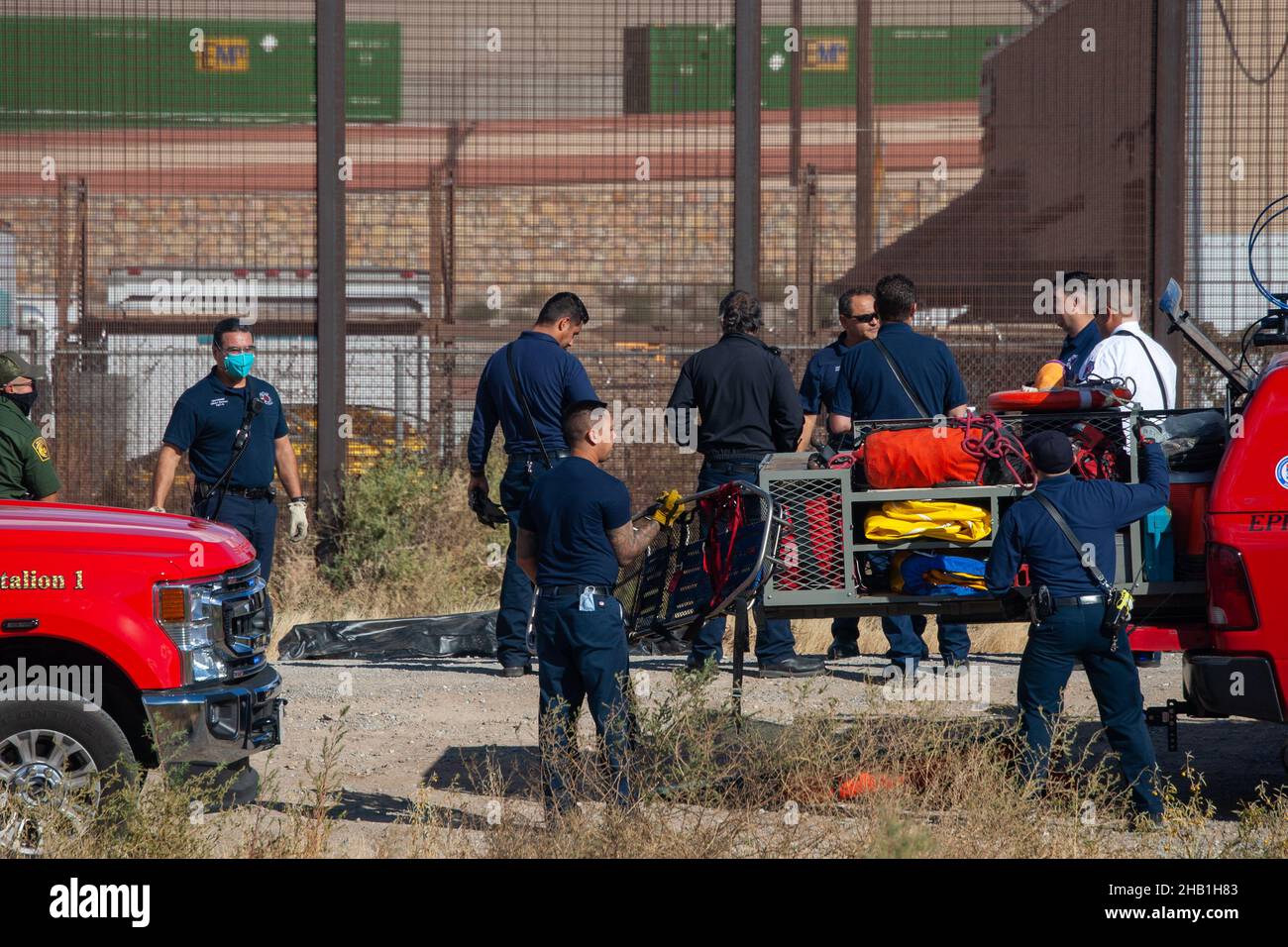 Die Feuerwehr von El Paso Texas holt den Leichnam eines Migranten ab, der Mann stürzte aus einer Höhe von 5 Metern, in dem Moment, in dem die Nationalität des Mannes unbekannt ist. (Foto von David Peinado/Pacific Press/Sipa USA) Stockfoto