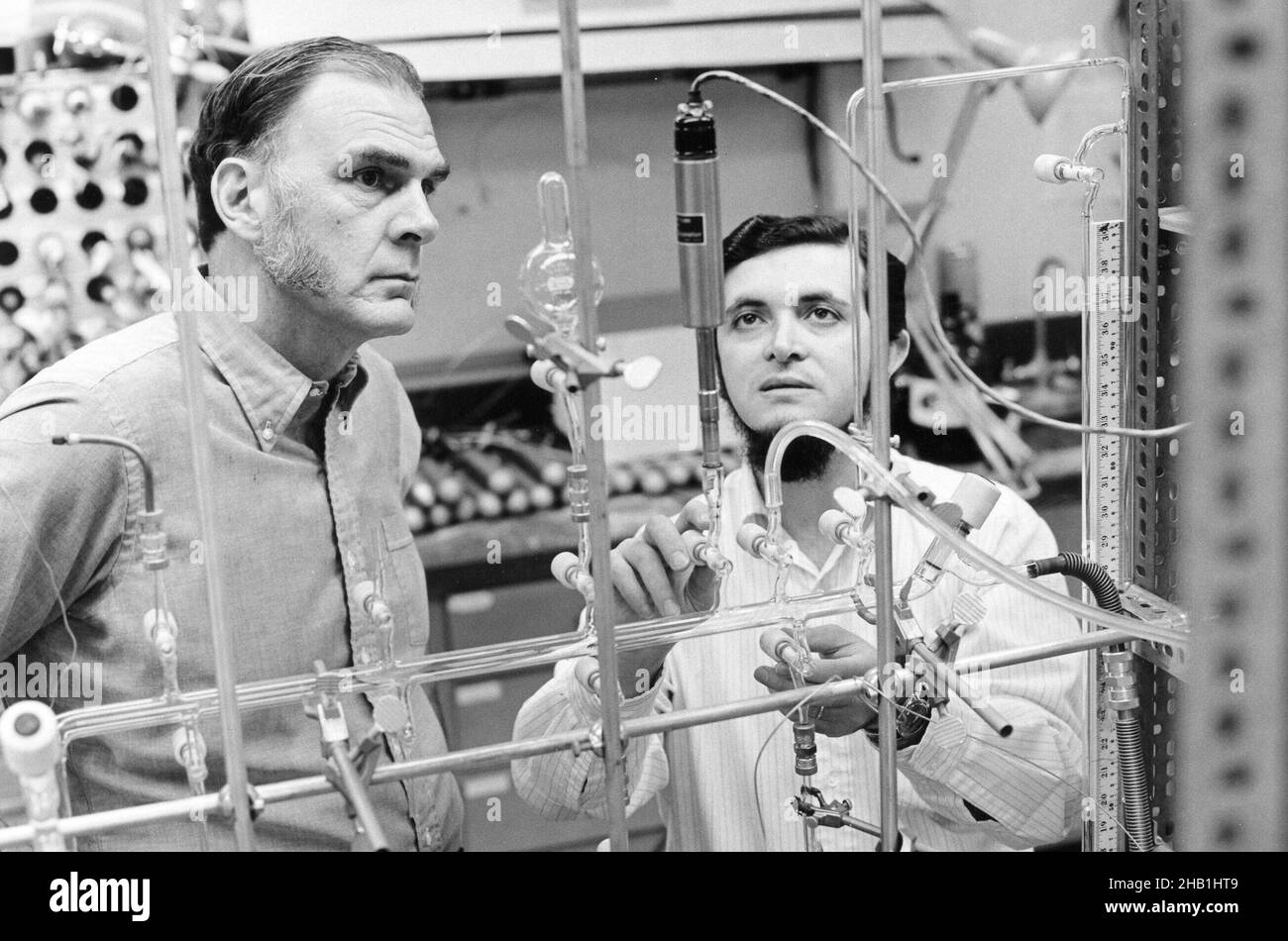 Mario Molina und Frank Sherwood Rowland, die 1995 den Nobelpreis für Chemie teilten, waren die Vorläufer des Montrealer Protokolls, dank ihrer Forschung zur Rolle von Fluorchlorkohlenwasserstoffen (FCKW) bei der Zerstörung des atmosphärischen Ozons. Stockfoto
