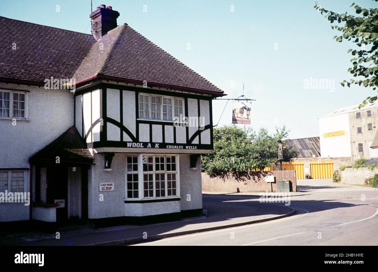 Woolpack Pub, St Neots, Cambridgeshire, England genommen 1986 Tudor Stil öffentliches Haus erbaut 1930er Jahre geschlossen 2012 Stockfoto