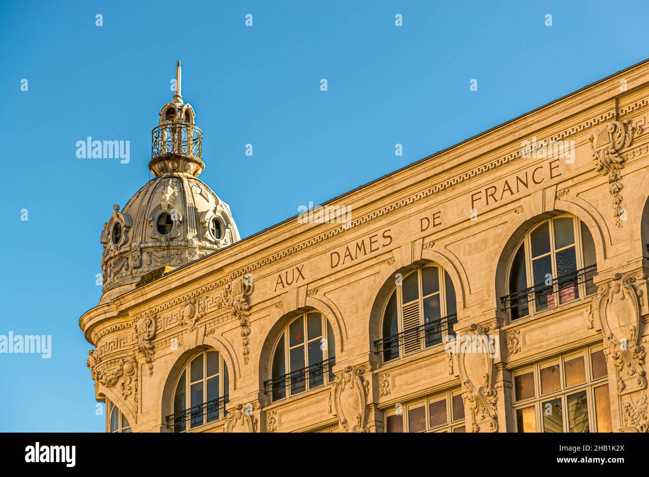 Das historische Gebäude am zentralen Place du Hotel de Ville beherbergt heute eine Zweigstelle der Monoprix-Kette in Narbonne, Frankreich Stockfoto