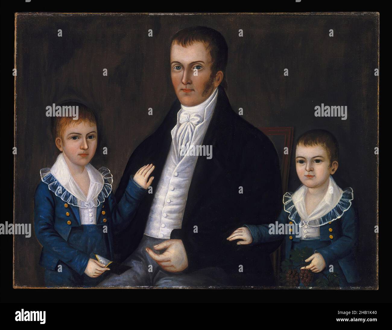 John Jacob Anderson und Söhne, John und Edward, Joshua Johnson, aktiv um 1795-1825, Öl auf Leinwand, Ca. 1812-1815, 30 1/8 x 39 11/16 Zoll, 76,5 x 100,8 cm, 19.C, afroamerikanischer Künstler, amerikanischer primitiver, schwarzer Künstler, Ca. 1812-1815, Kinder, Kragen, disziplinarisch, frühe Amerikaner, Familie, Familienportrait, Vater, freies Schwarz, kein Ausdruck, Malen, Büßer, Person, schlichter Stil, Porträt, Sitzend, Koteletten, Söhne, Heck, steif, Tanlos Stockfoto