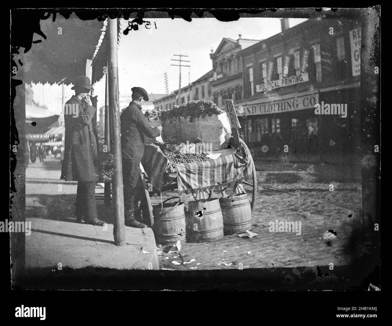 Grape Vendor, Brooklyn, George Bradford Brainerd, Amerikaner, 1845-1887, Kollodion Silberglas Nassplatte negativ, ca. 1872-1887, Handel, Kaufmann, Old Brooklyn, Old New York, Produzieren, Straßenszene, Handel, Verkäufer, Arbeit Stockfoto