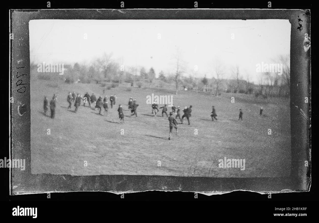 Football in Fort Greene, Brooklyn, George Bradford Brainerd, Amerikaner, 1845-1887, Kollodion Silberglas Nassplatte negativ, ca. 1872-1887 Stockfoto