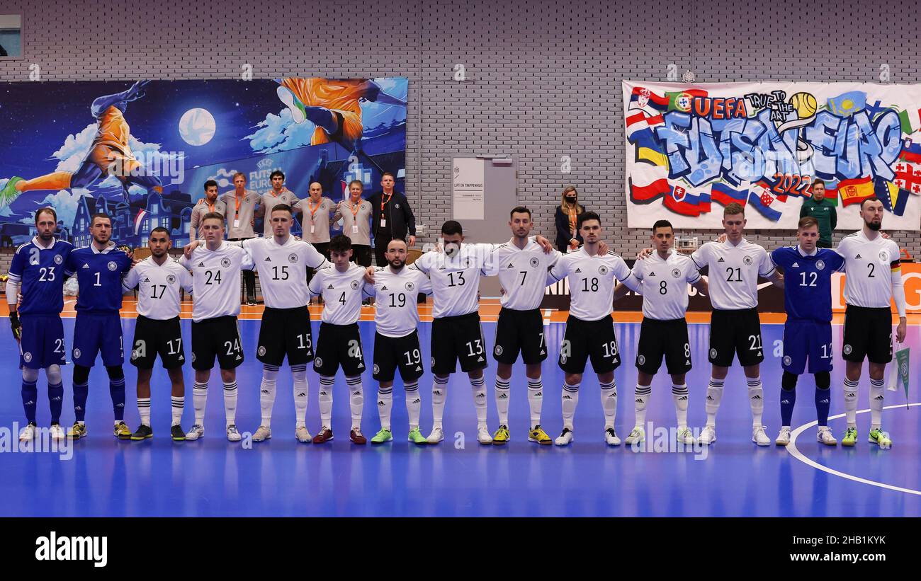 ZEIST, NIEDERLANDE - DEZEMBER 16: Team Deutschland, Torwart Christian de Groodt von Deutschland, Torwart Pavlos Wiegels von Deutschland, Fouad Aghnima von Deutschland, Tarik Hadziavdic von Deutschland, Malik Hadziavdic von Deutschland, Suad AK von Deutschland, Mert Sipahi von Deutschland, Muhammet Sozer von Deutschland, Vidoje Matic von Deutschland, Ayturk Gecim von Deutschland Gabriel Oliveira aus Deutschland, Fabian Schulz aus Deutschland, Torwart Philipp Pless aus Deutschland, Christopher Wittig aus Deutschland beim internationalen Futsal-Turnier der Männer zwischen Belgien und Deutschland auf dem KNVB Campus am 16. Dezember 2021 in Zeist, Niederlande (Ph Stockfoto