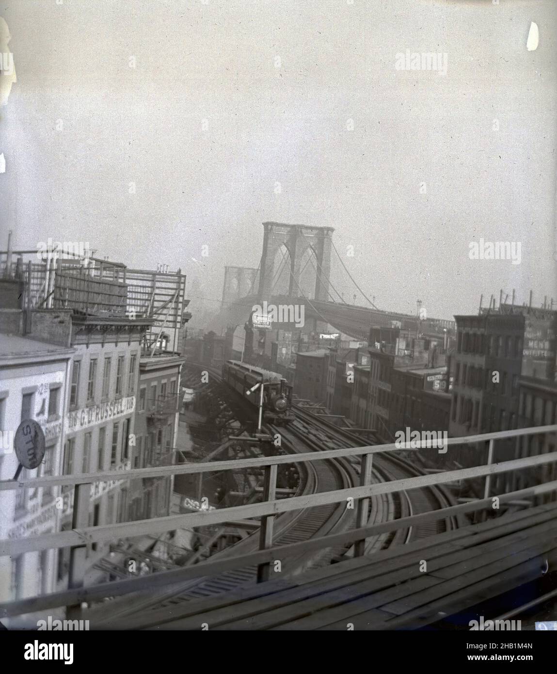 Brooklyn Bridge und Elevated Road zur Fulton Ferry, Edgar S. Thomson, Amerikaner, aktiv 1890s-1900s, Glasplatte negativ, 1896, 4 x 5 Zoll, 10,2 x 12,7 cm, Architektur, Archivfoto, Brooklyn Bridge, Brooklyn History, Tiefbau, Dokumentarfotografie, früher Fotojournalismus, East River, erhöht, Wahrzeichen, New York City, Old Brooklyn, Old New York, Rails, U-Bahn, Hängebrücke, Turm, Gleise, Transport Stockfoto