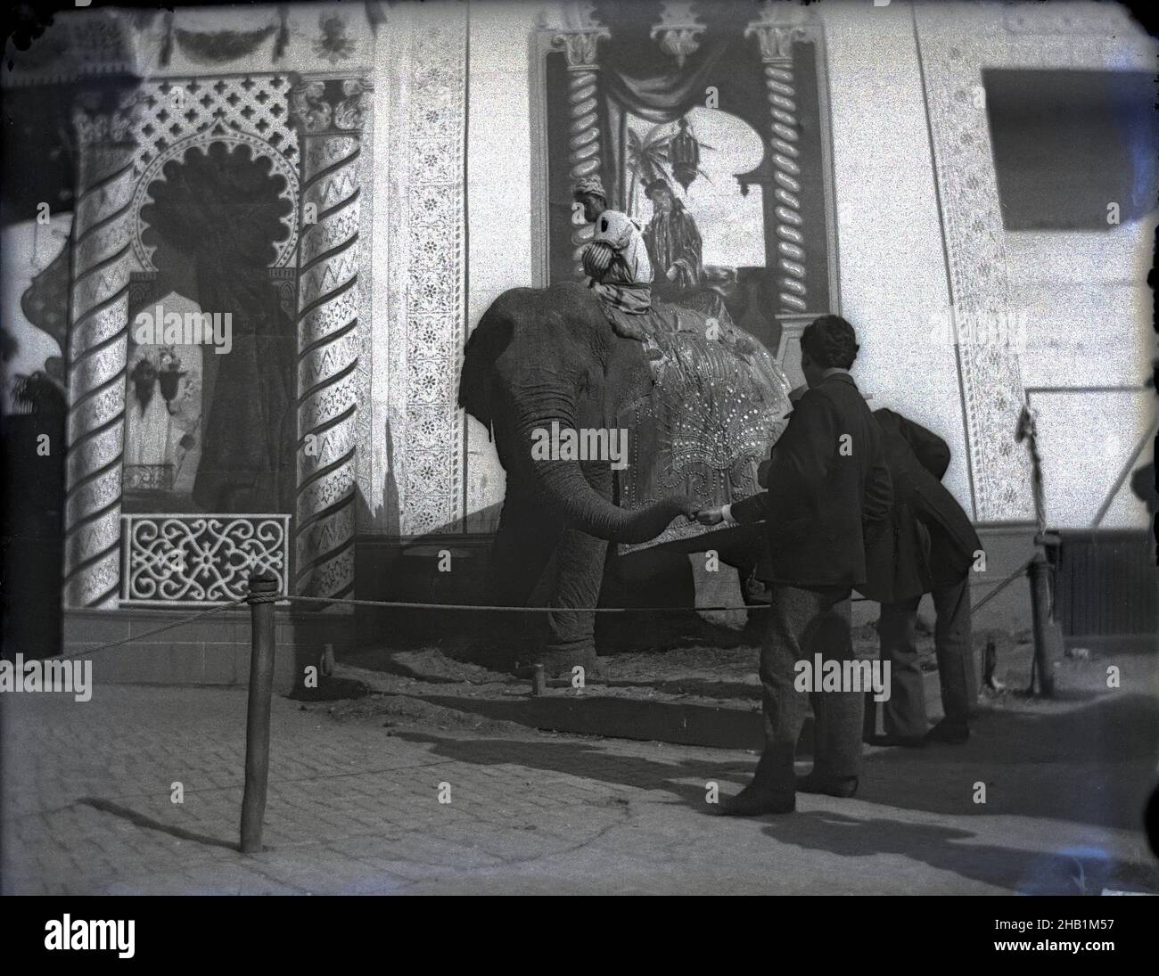 Coney Island, Edgar S. Thomson, Amerikaner, aktiv 1890s-1900s, Gelatin-Trockenglasplatte negativ, 1897, 4 x 5 Zoll, 10,2 x 12,7 cm, Vergnügungspark, Archivfoto, Kurioses, Dokumentarfotografie, Früher Fotojournalismus, Elefant, Spaß, historisches Brooklyn, historisches New York, Mahout, New York City, Old Brooklyn, Old New York, Erholung, Vintage-Foto Stockfoto