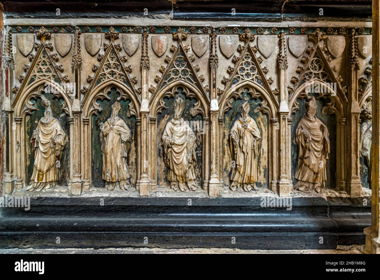 Cathédrale Saint-Just et Saint-Pasteur in Narbonne, Frankreich. Die Kathedrale mit Querschiff und 40m-hohem Chor und Wandteppichen wurde 1272-1340 gebaut, aber nie fertiggestellt. Die Gesichter der Skulpturen auf dem Grab eines Bischofs wurden im Zuge der Französischen Revolution unerkannt zerstört Stockfoto