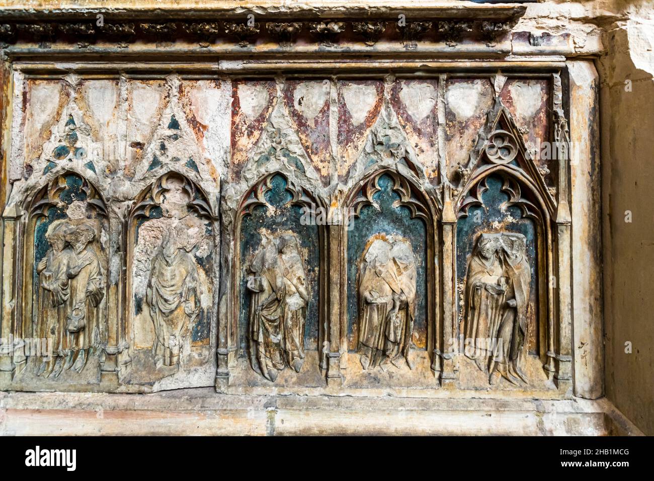 Cathédrale Saint-Just et Saint-Pasteur in Narbonne, Frankreich. Die Kathedrale mit Querschiff und 40m-hohem Chor und Wandteppichen wurde 1272-1340 gebaut, aber nie fertiggestellt. Die Gesichter der Skulpturen auf dem Grab eines Bischofs wurden im Zuge der Französischen Revolution unerkannt zerstört Stockfoto