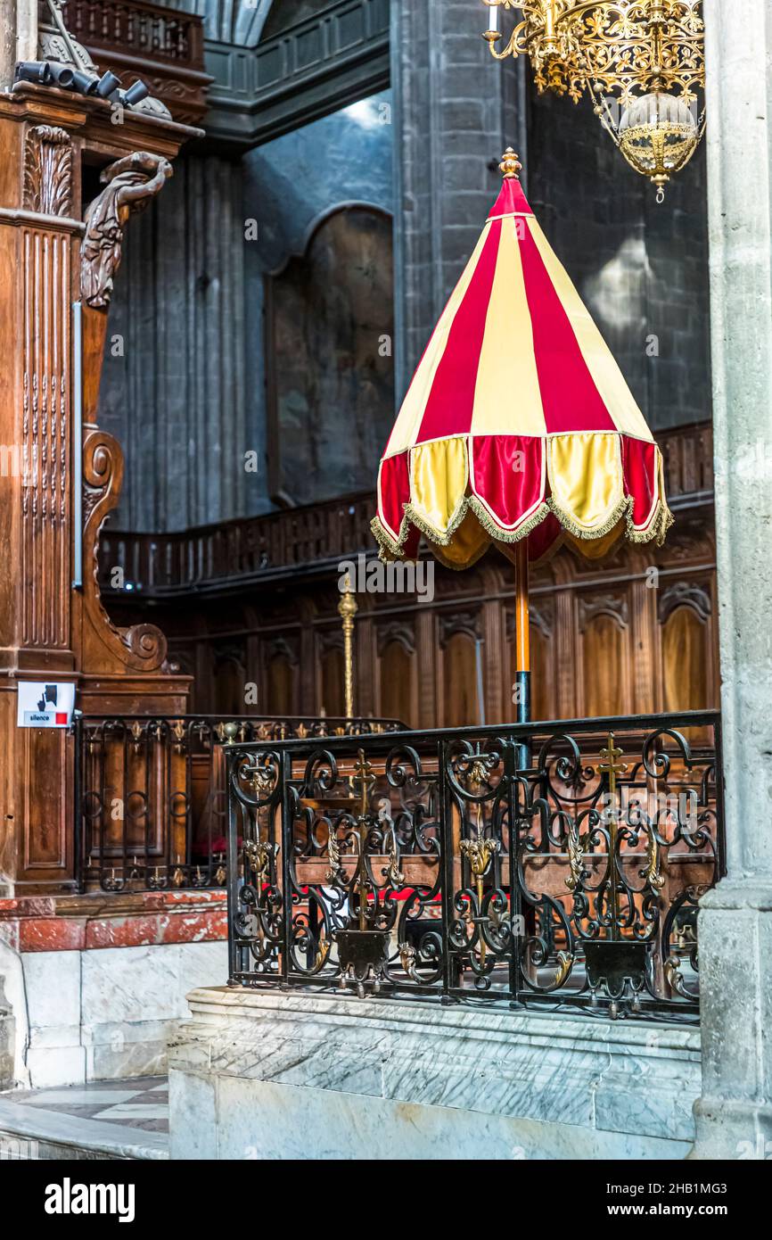 Cathédrale Saint-Just et Saint-Pasteur in Narbonne, Frankreich. Die Kathedrale mit Querschiff und 40m-hohem Chor und Wandteppichen wurde 1272-1340 gebaut, aber nie fertiggestellt. Chor mit einem Sonnenschirm Stockfoto