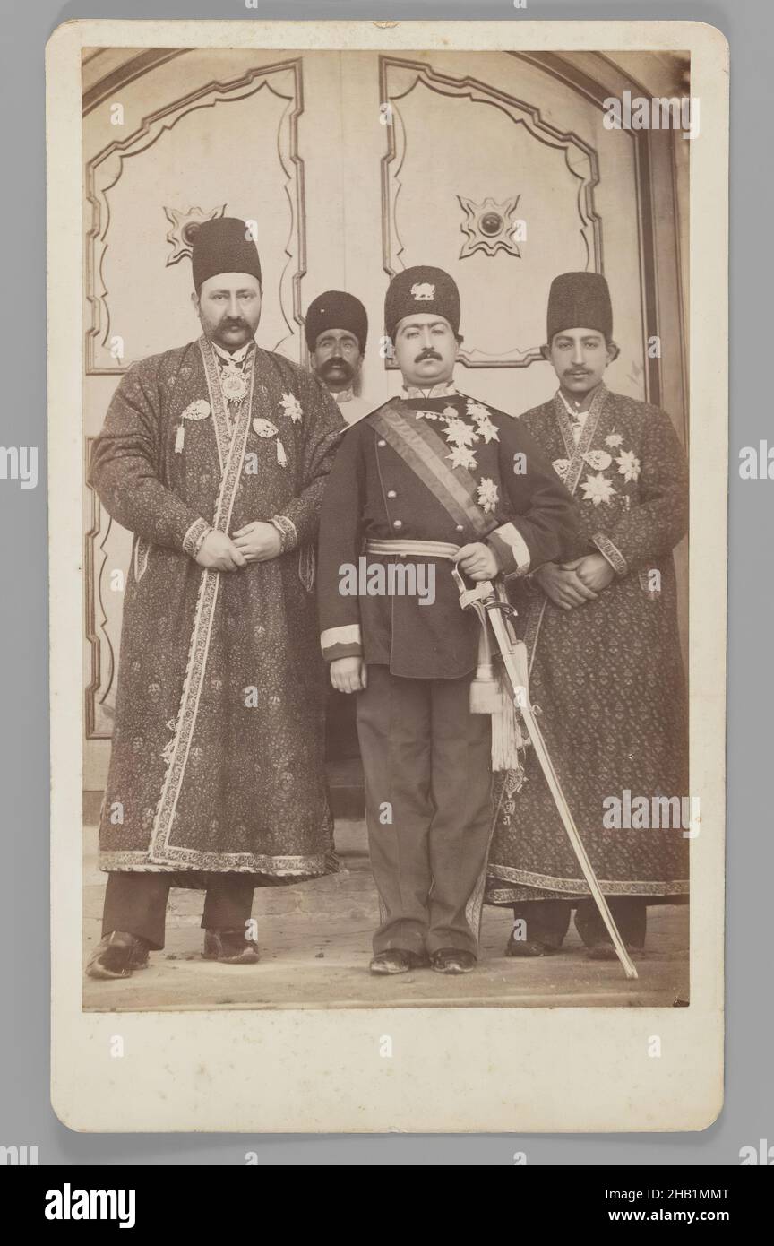 Mohammad 'Ali Shah mit Mirza Mohammad Ebrahim Khan, The Moavin al
