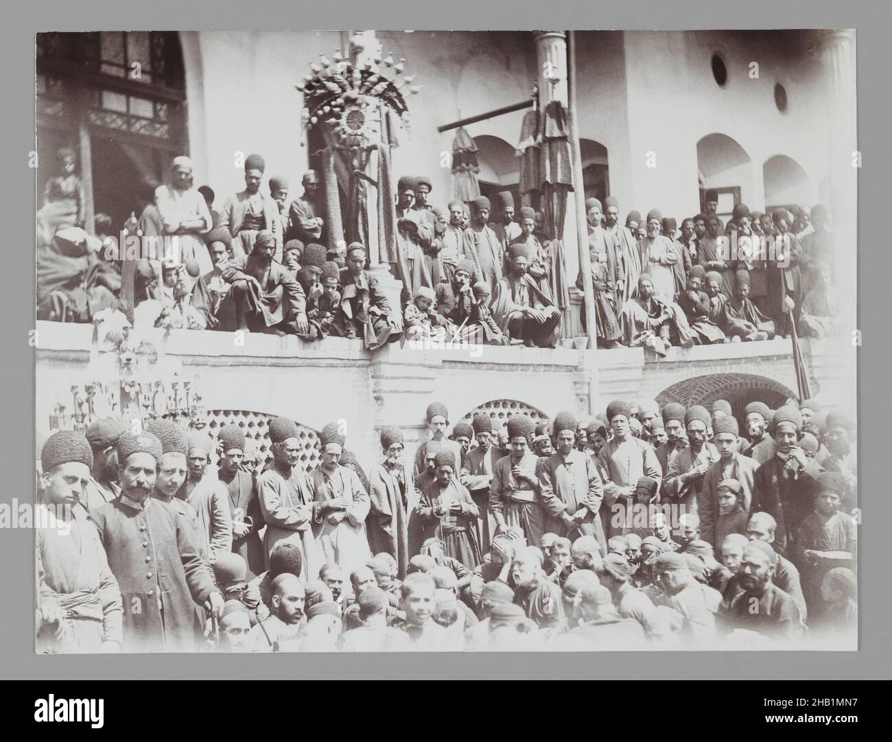 Audienz für eine religiöse Aufführung, eine von 274 Vintage-Fotografien, Papier mit Silbergelatine-Druck, Ende 19th-Anfang 20th. Jahrhundert, Qajar, Qajar-Zeit, 4 7/8 x 6 3/8 Zoll, 12,4 x 16,2 cm, Publikum, Menge, Gruppe, Iran, Islam, Blick, Naher Osten, Performance, Persien, Fotografie, Religion, Zuschauer, Zuschauer, Bühne, Ansehen Stockfoto