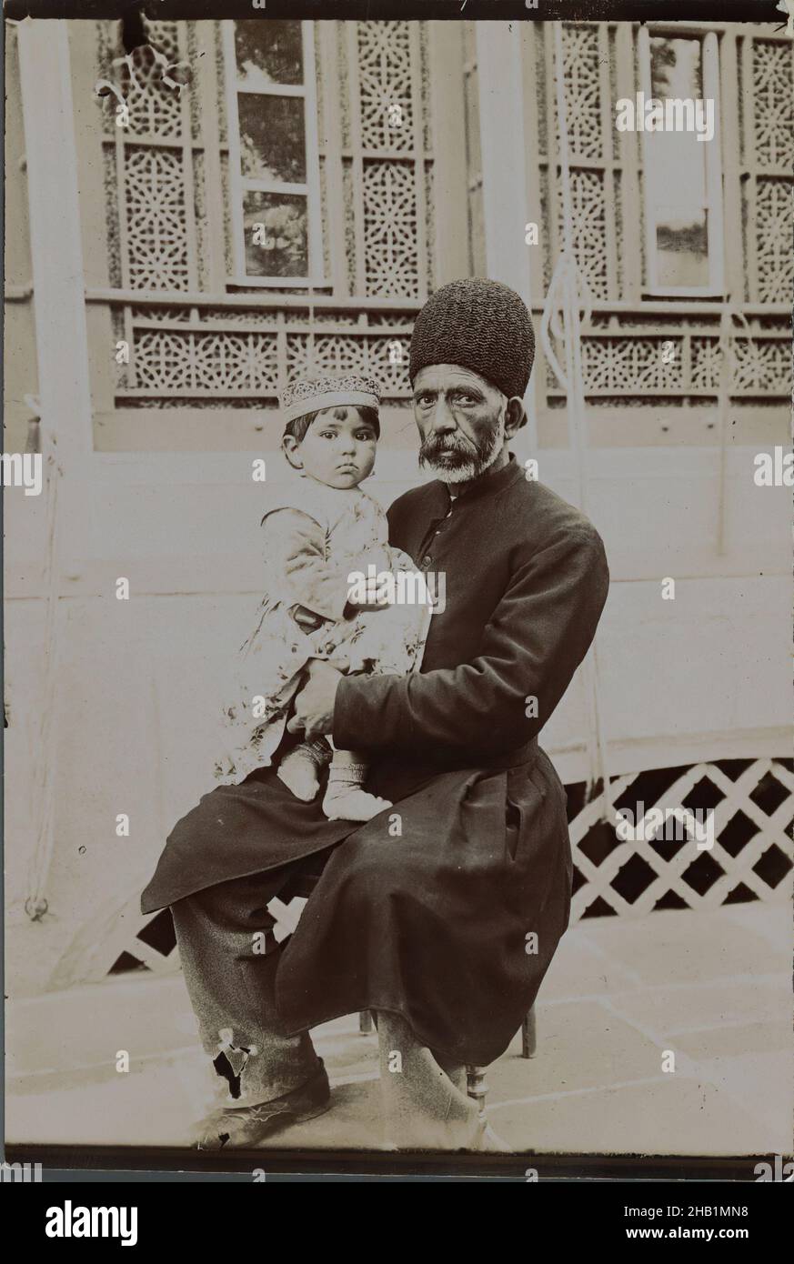 Dowlet Morad Bek & Child, Torkmen, eine von 274 Vintage-Fotografien, Gelatin-Silberdruckpapier, Ende 19th-Anfang 20th. Jahrhundert, Qajar, Qajar-Zeit, 7 1/8 x 4 13/16 Zoll, 18,1 x 12,2 cm, historisch, iran, iranisch, islamisch, persien, persisch, qajar, sitzend Stockfoto