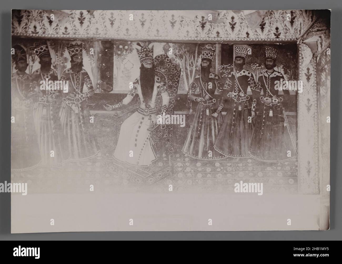 FAS sitzend auf einem Stuhl, eine von 274 Vintage-Fotografien, Gelatin-Silberdruckpapier, Ende 19th-Anfang 20th. Jahrhundert, Qajar, Qajar-Zeit, 4 9/16 x 6 9/16 Zoll, 11,6 x 16,6 cm, Gericht, Fath-Ali Shah Qajar, Iran, Monarch, Persien, Könige, Schah Stockfoto