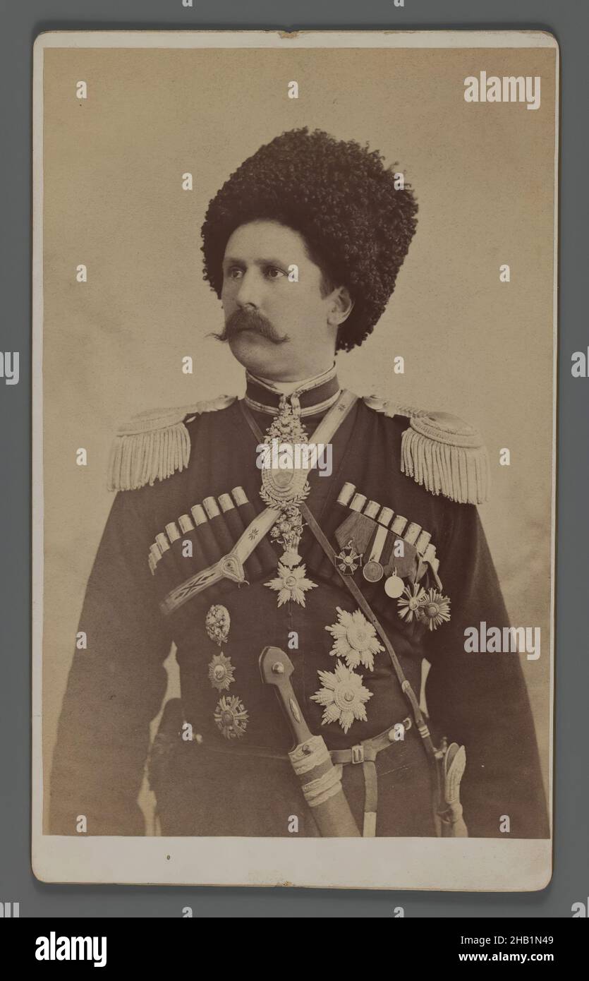 Eine von 274 Vintage-Fotografien, Foto, Ende 19th-Anfang 20th Jahrhundert, Qajar, Qajar-Periode, 8 3/8 x 5 3/16 Zoll, 21,2 x 13,1 cm, cartes de Visite, Kommandant, dekoriert, allgemein, hut, Medaillen, Naher Osten, Militär, Schnurrbart, Schnurrbart, Persien, Fotografie, Porträt, Sepia, Soldat, Schwert Stockfoto