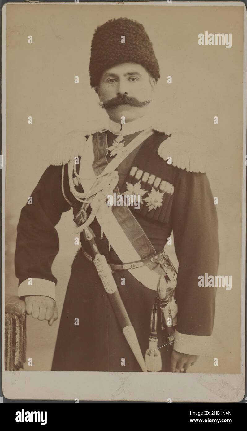 Eine von 274 Vintage-Fotografien, Foto, Ende 19th-Anfang 20th Jahrhundert, Qajar, Qajar-Zeit, 8 3/8 x 5 3/16 Zoll, 21,2 x 13,1 cm, 19th Jahrhundert, cartes de Visite, Anfang 20th Jahrhundert, formell, Iran, islamisch, Ende 19th. Jahrhundert, männlich, Mann, Medaillen, Militär, Schnurrbart, Persien, Foto, Porträt, Qajar, russland, Soldat, Studio, Schwert Stockfoto