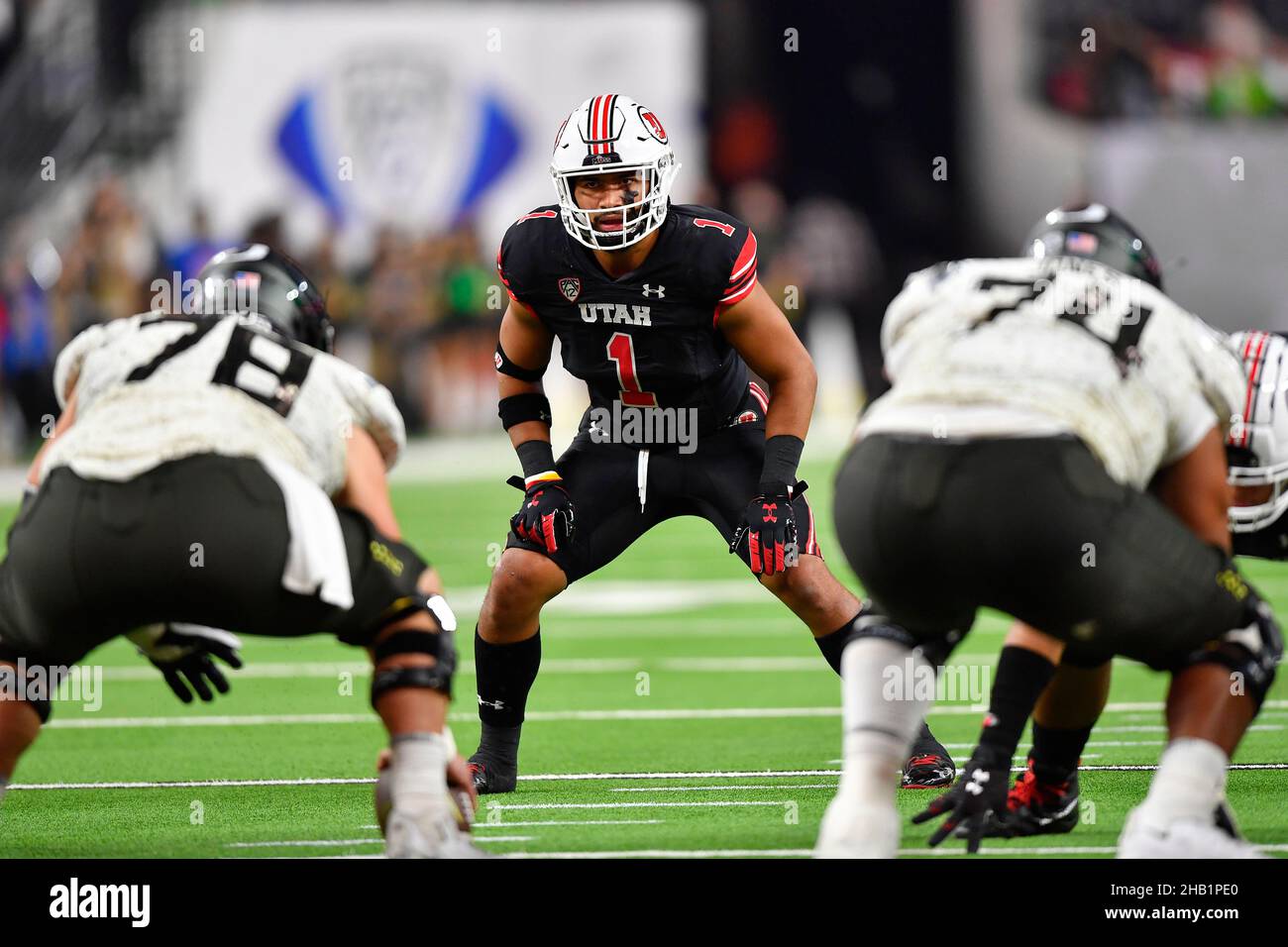 Der Utah Utes-Linebacker Nephi Sewell (1) stellt sich am 3. Dezember 2021 in Alegi beim Pac-12 Championship Game zwischen Oregon Ducks und Utah Utes auf Position Stockfoto