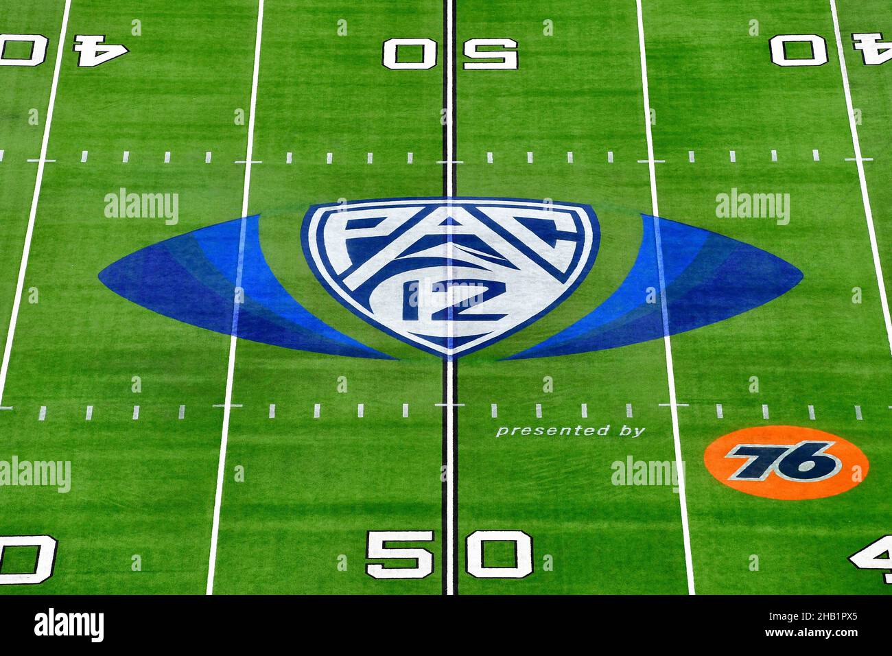 Panoramablick auf das Spielfeld mit dem Pac-12 Logo beim Pac-12 Championship Game zwischen Oregon Ducks und Utah Utes am 3. Dezember 2021 im Allegiant Stadion Stockfoto